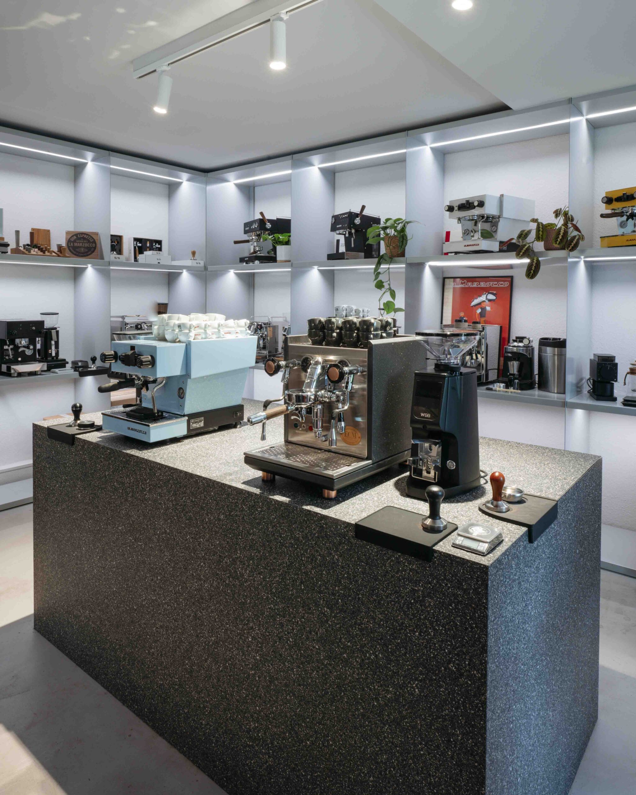 Moderne Siebträgermaschinen im stilvollen Showroom mit Zubehör und La-Marzocco-Kaffeemaschine